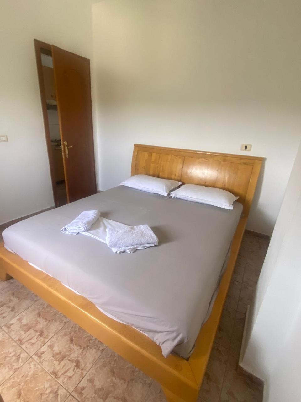 Irini'S Guesthouse Qeparo Buitenkant foto