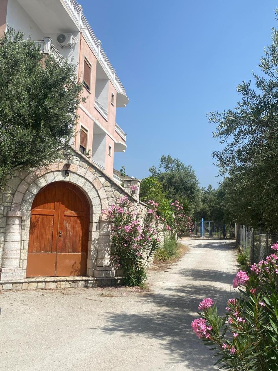 Irini'S Guesthouse Qeparo Buitenkant foto